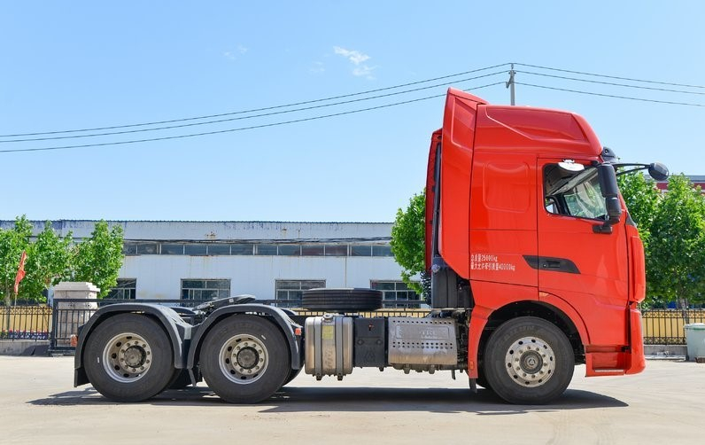 Venta caliente RHD lámpara principal Sinotruk Howo 10 ruedas marca neumático 6*4 nuevo camión tractor en venta