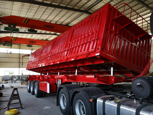 Remolque volquete con volcado lateral hidráulico rojo de 3 ejes 