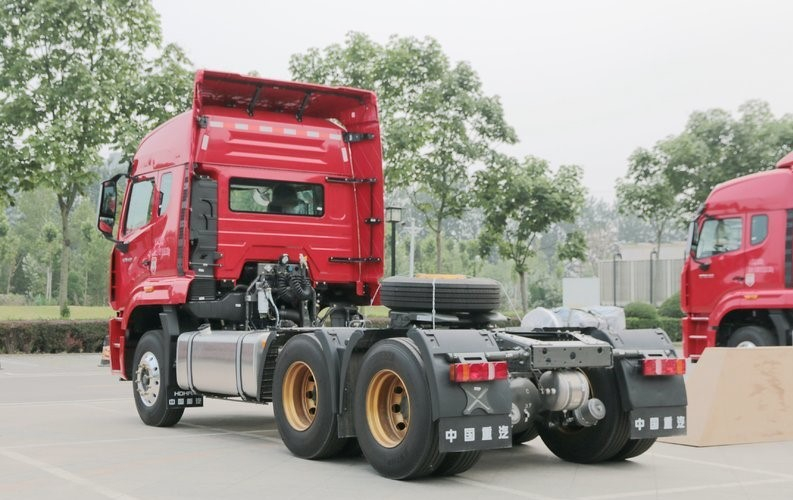 Venta caliente RHD lámpara principal Sinotruk Howo 10 ruedas marca neumático 6*4 nuevo camión tractor en venta