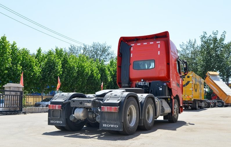 Venta caliente RHD lámpara principal Sinotruk Howo 10 ruedas marca neumático 6*4 nuevo camión tractor en venta